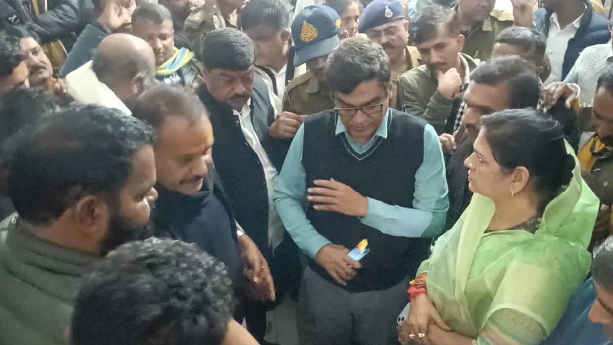 MP Election Result: Postal ballot boxes seal found broken, Mahidpur assembly constituency, Candidates protest