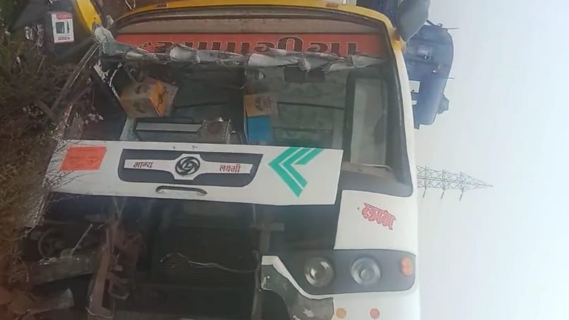 बस पलटी