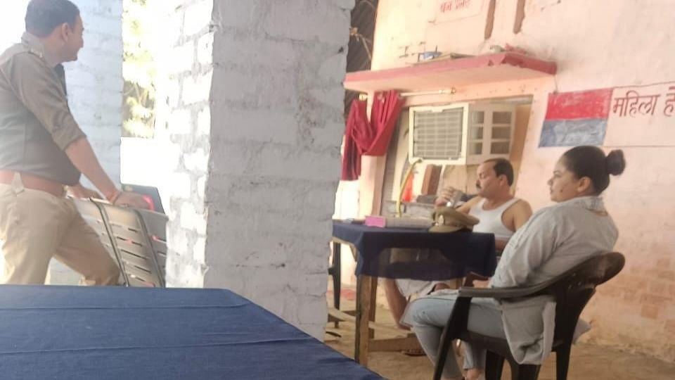 Police station in-charge wearing vest held public hearing in kanpur Police Commissioner Photos viral