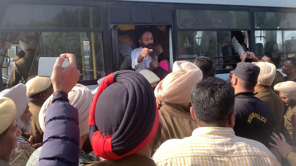 Police action on Farmers sitting on dharna in mukerian of Punjab