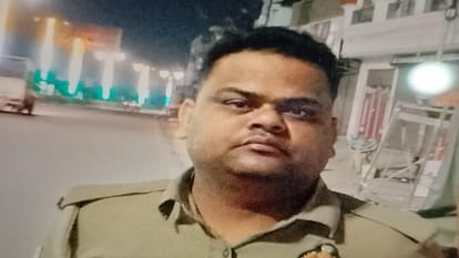 UP: अज्ञात वाहन की टक्कर से सिपाही की मौत, पत्नी और बच्चे घायल; साले की शादी शामिल होने जा रहा था परिवार Constable dies wife and children injured in collision with unknown vehicle in Badaun