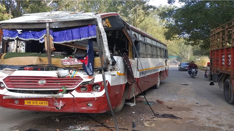 Major accident in Ambala, Private bus full of passengers collides with tipper