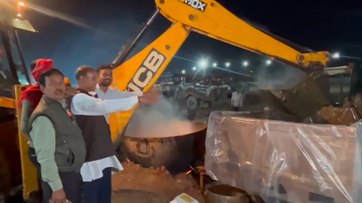 Unique Bhandara in Chambal: Food is being prepared with JCB and cement-concrete machine