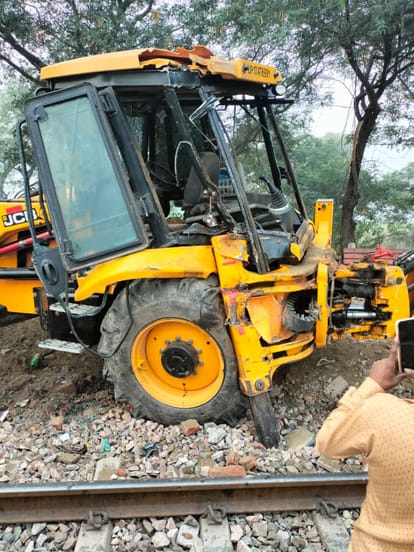 JCB collides with train: Emergency brake saved lives of four thousand passengers