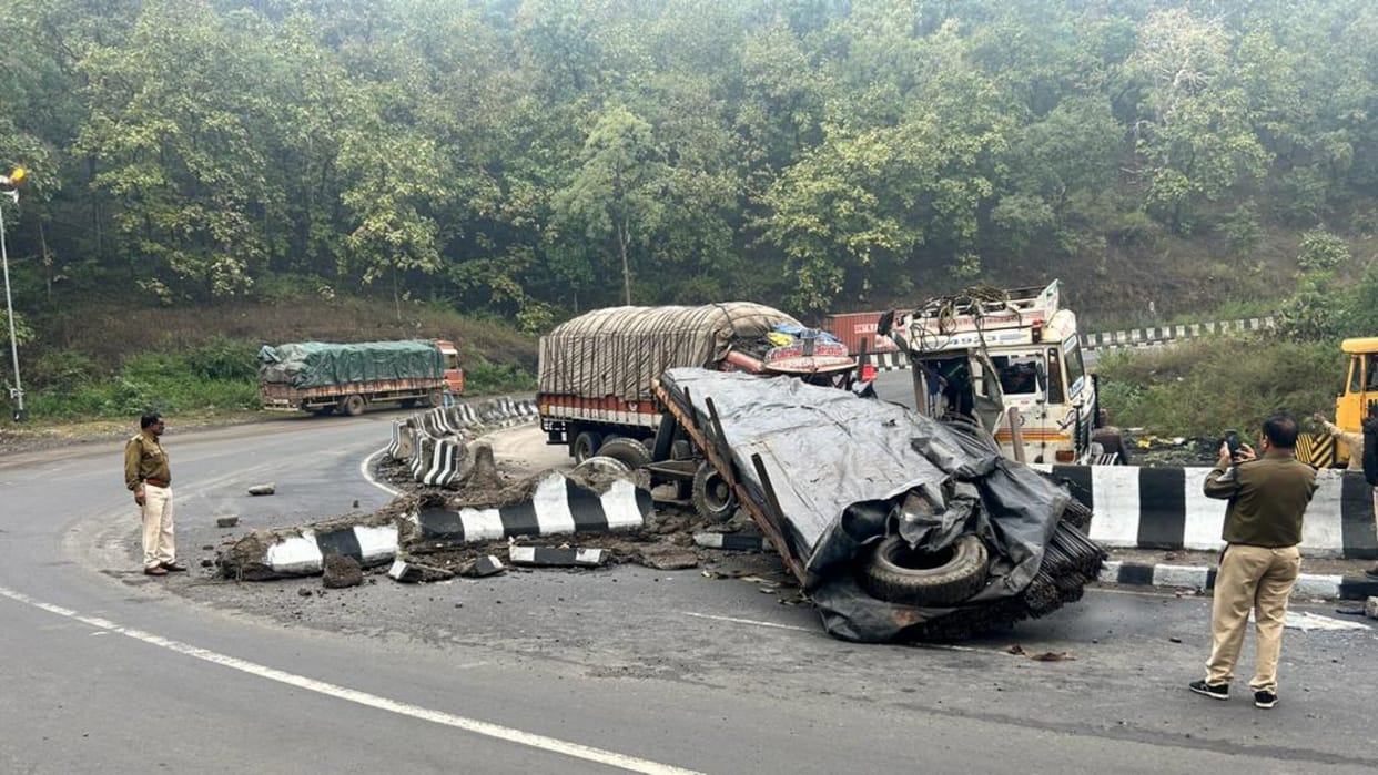 Jabalpur Road Accident: Truck Laden With Rebar Overturns In Ramanpur Valley, Driver Died