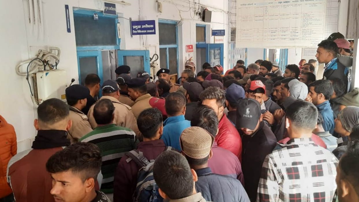 Girl body found hanging in homestay room in Uttarkashi family members accused of murder uproar Uttarakhand