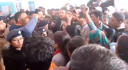 Uttarkashi: होमस्टे के कमरे में लटका मिला युवती का शव, हिरासत में लिए नौकर और मालिक....लोगों का हंगामा जारी Girl body found hanging in homestay room in Uttarkashi family members accused of murder uproar Uttarakhand