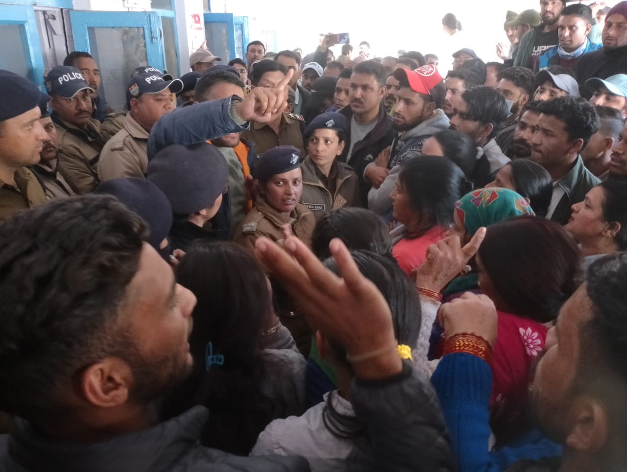 Girl body found hanging in homestay room in Uttarkashi family members accused of murder uproar Uttarakhand