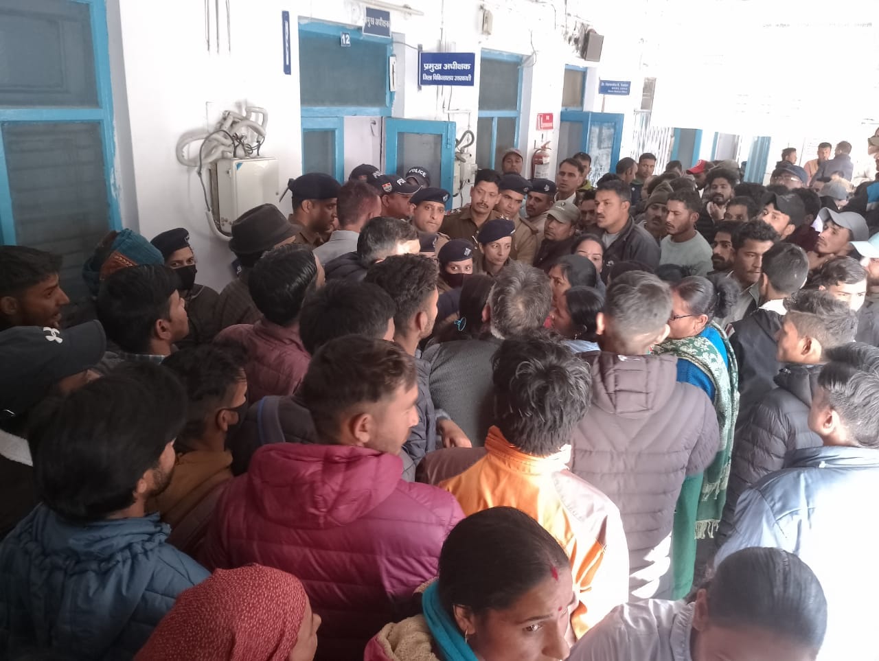 Girl body found hanging in homestay room in Uttarkashi family members accused of murder uproar Uttarakhand