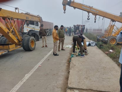 वाराणसी में हादसा: ट्रेलर और ट्रक में जोरदार टक्कर से दो लोगों की मौत, ट्रेलर का ड्राइवर अभी भी फंसा Accident in Varanasi: Two people died in collision between trailer and truck, trailer driver still trapped