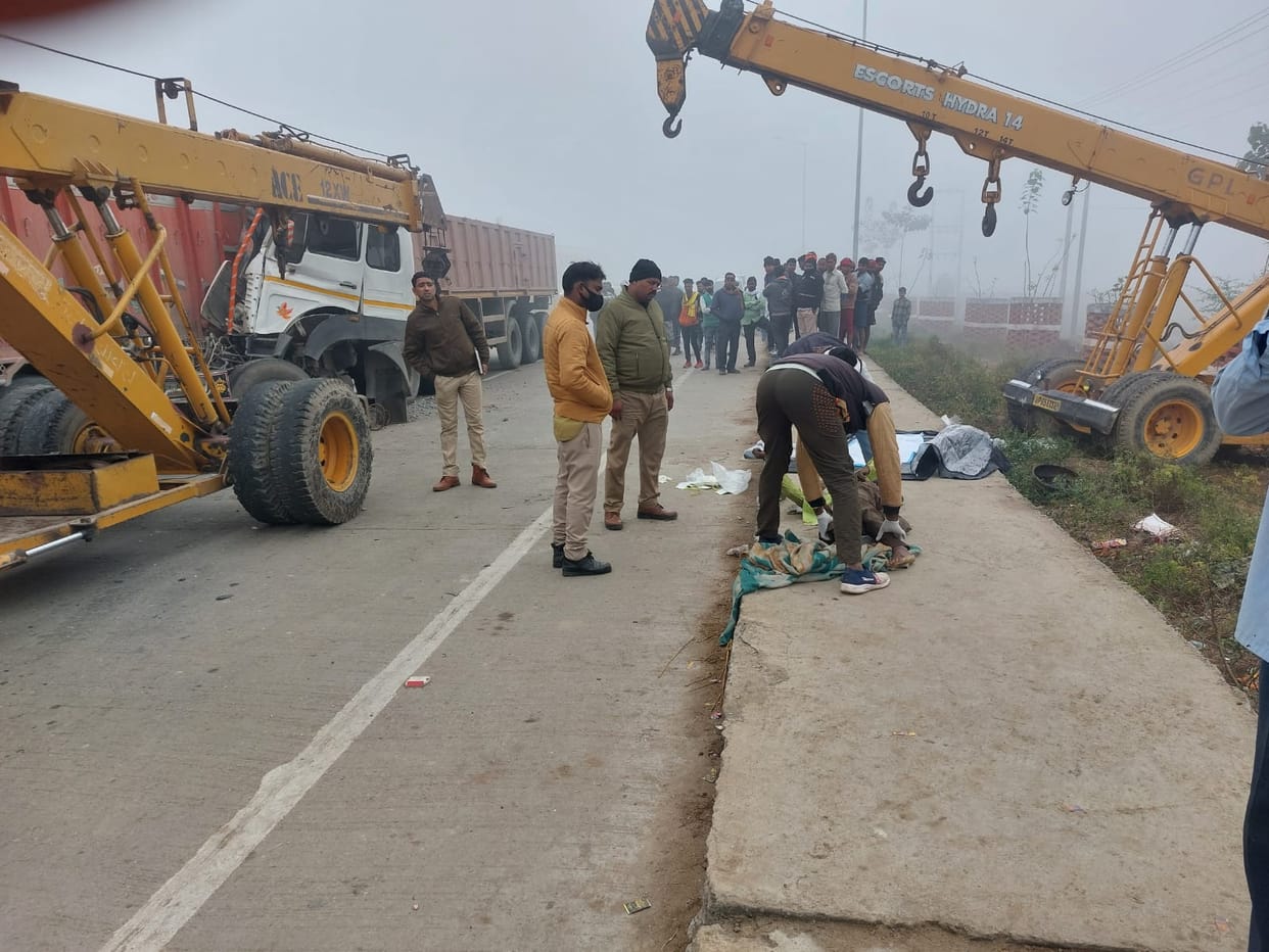 Accident in Varanasi: Two people died in collision between trailer and truck, trailer driver still trapped