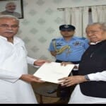 मुख्यमंत्री भूपेश बघेल ने राज्यपाल को सौंपा इस्तीफा