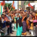 तीन राज्यों में भाजपा की जीत पर जश्न मनाते कार्यकर्ता।
