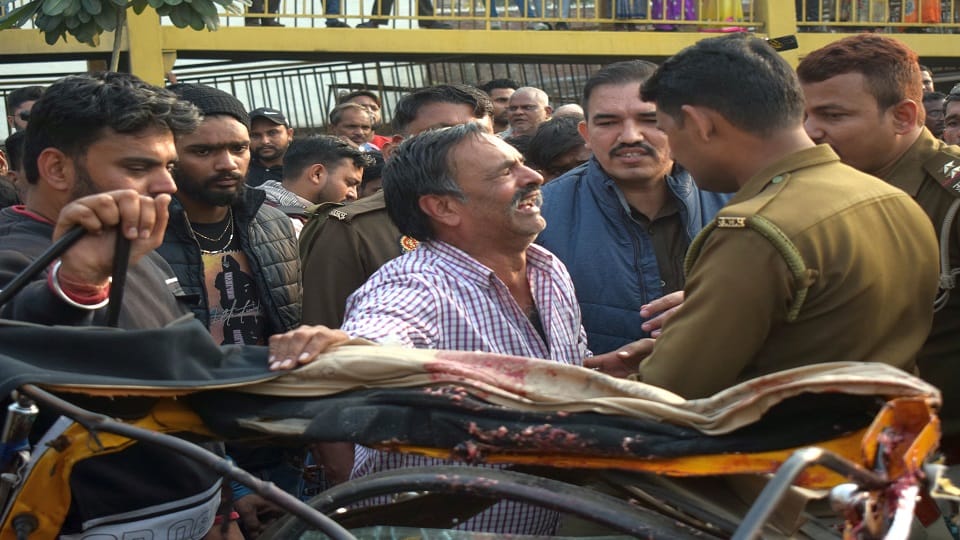 Agra Accident six death bloody cut of delhi highway child death mother became unconscious