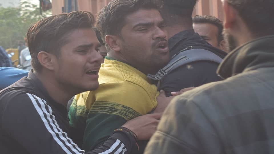 Agra Accident six death bloody cut of delhi highway child death mother became unconscious