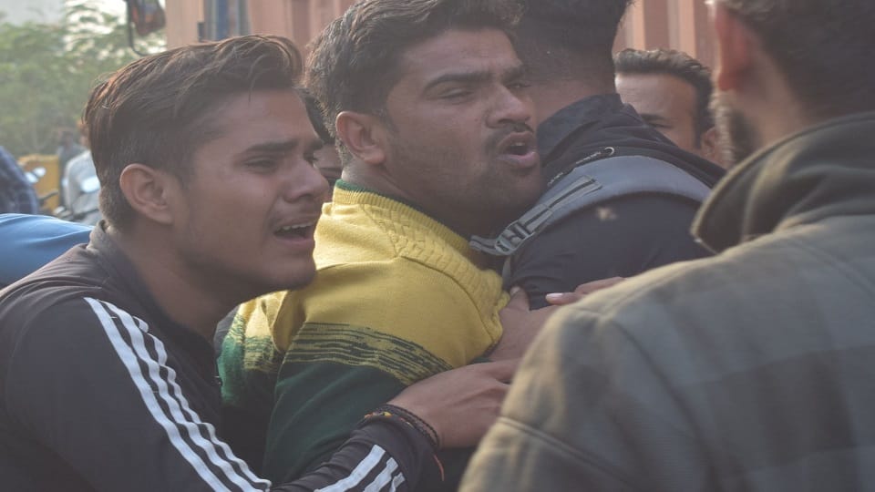 Agra Accident six death bloody cut of delhi highway child death mother became unconscious
