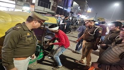 Agra Accident Police woke up after death of six seats removed from 200 autos 100 challan