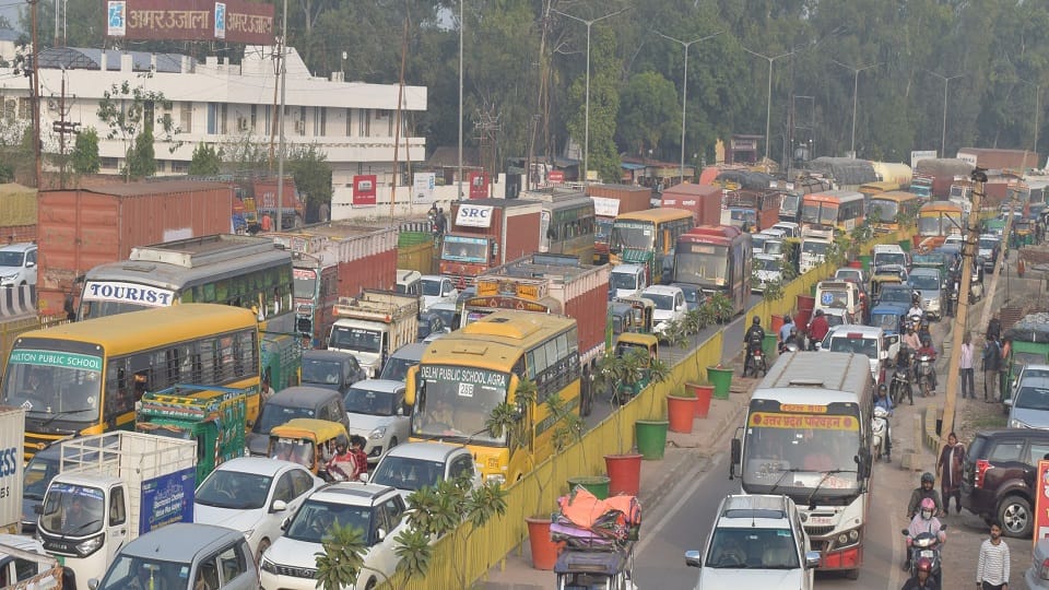 Agra Road Accident Chaotic traffic on the highway police-administration helpless 500 people losing lives