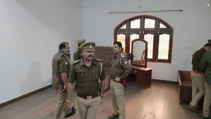 उमेश पाल हत्याकांड : अशरफ की पत्नी जैनब का घर पुलिस ने किया कुर्क, हटवा में मुनादी कराकर की गई कार्रवाई Umesh Pal murder case: Police attached the house of Ashraf's wife Zainab