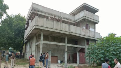 उमेश पाल हत्याकांड : अशरफ की पत्नी जैनब का घर पुलिस ने किया कुर्क, हटवा में मुनादी कराकर की गई कार्रवाई Umesh Pal murder case: Police attached the house of Ashraf's wife Zainab