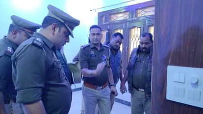 उमेश पाल हत्याकांड : अशरफ की पत्नी जैनब का घर पुलिस ने किया कुर्क, हटवा में मुनादी कराकर की गई कार्रवाई Umesh Pal murder case: Police attached the house of Ashraf's wife Zainab