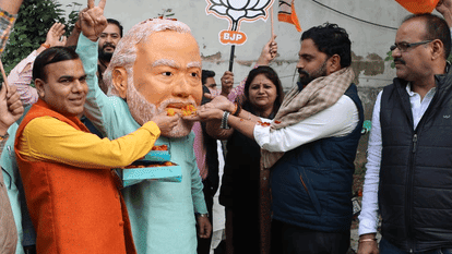 भाजपा कार्यालय में जश्न