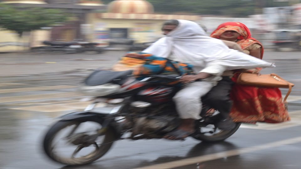 Cold increased due to rain in Hathras