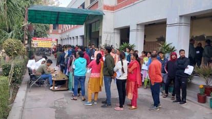 हिंदू कॉलेज में बायोमेट्रिक मशीन खराब होने से लगी अभ्यर्थियों की लाइन।