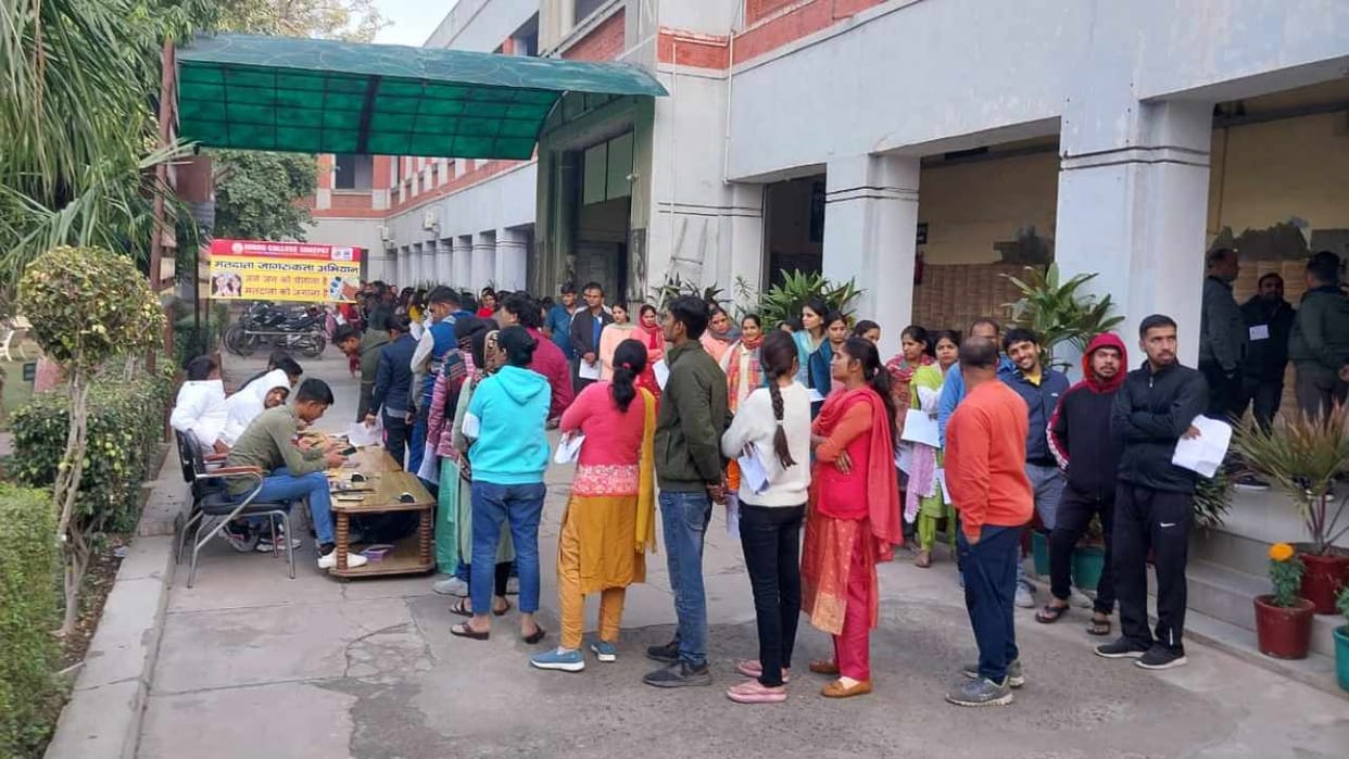 HTET Candidates faced problems due to malfunction of biometric machine in Sonipat