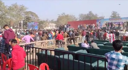 Mohammed Shami: सेल्फी लेने मंच पर चढ़ गई भीड़, शमी लोगों से करते रहे अनुरोध... फिर कार्यक्रम छोड़कर लौटे Mohammed Shami reached Haridwar seeing crowd and chaos at venue returned after giving a short address