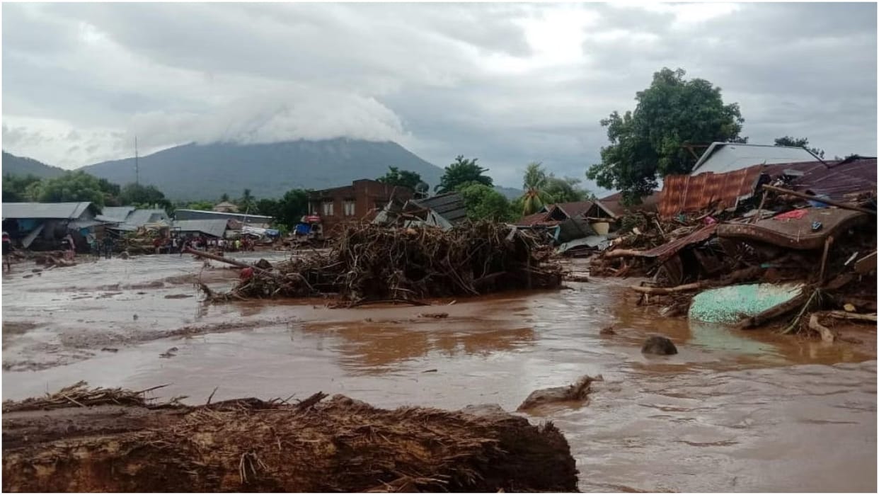 World Updates Flood and landslide in Sumatra province Indonesia many missing