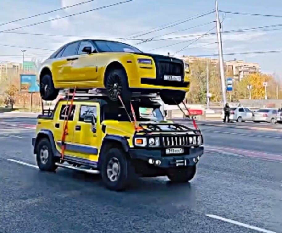 Viral Video Hummer H2 driving on roads carrying Rolls-Royce Ghost on its roof