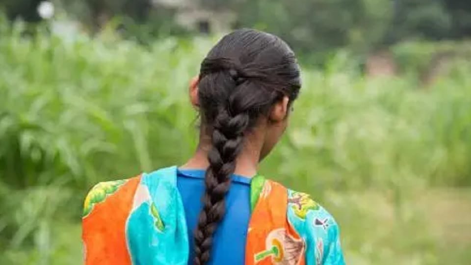 UP: girl was talking her lover mobile, family called young man and fixed marriage