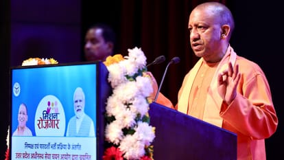 UP News: मुख्यमंत्री योगी ने 242 युवाओं को दिया नियुक्ति पत्र, बोले- अधिकार से अधिक कर्तव्य महत्वपूर्ण है CM Yogi Adityanath distributes the joining letters to youth says focus on duties first.