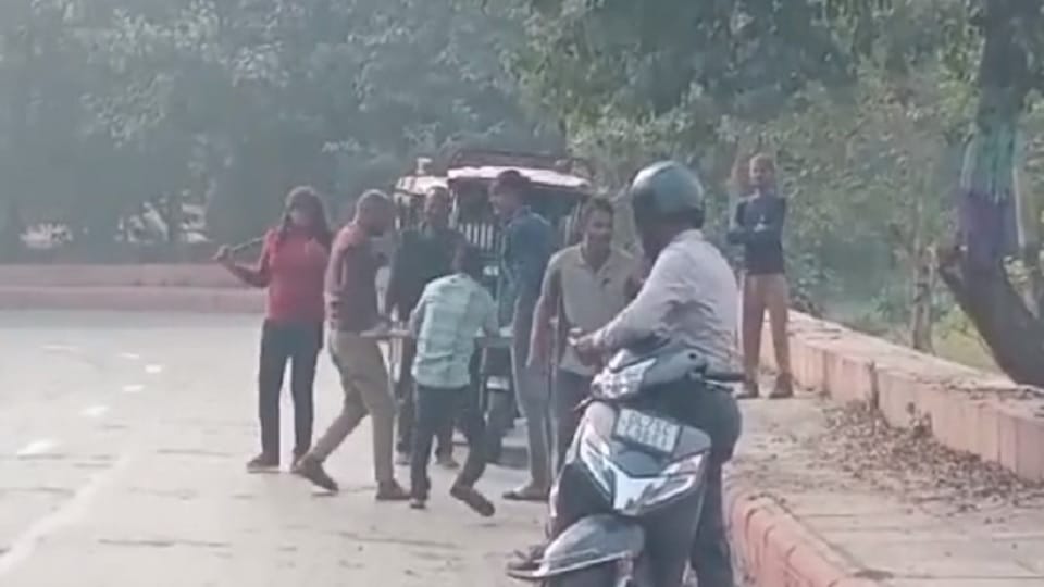 a woman along with her friends beat an e rickshaw driver with sticks In Noida