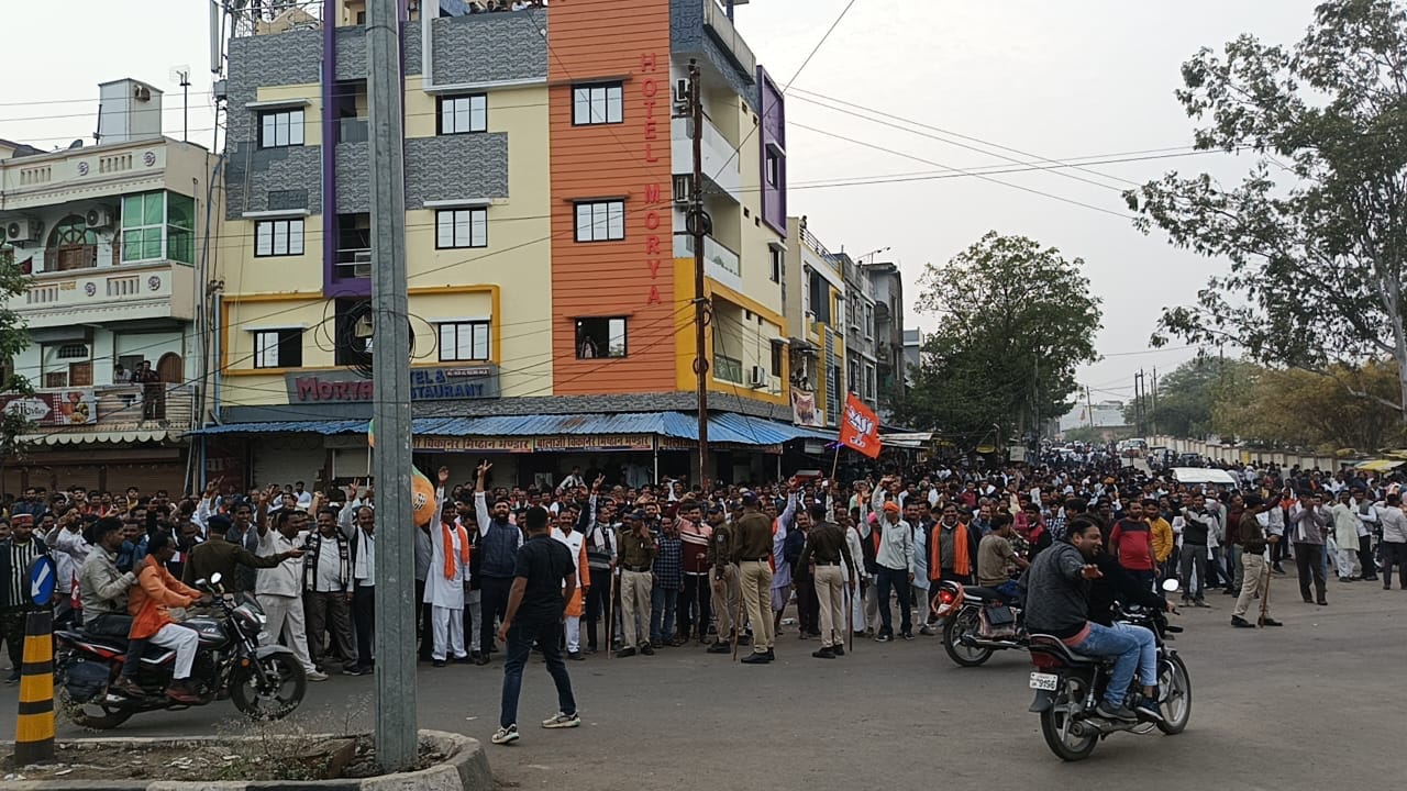 राजगढ़ जिले की पांचों सीट पर जीत के बाद उत्साहित भाजपा कार्यकर्ता।