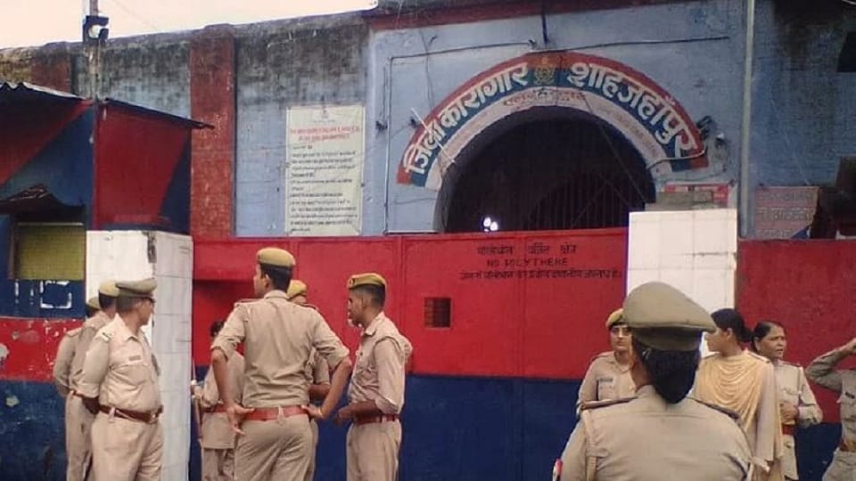 400 prisoners released from Shahjahanpur district jail