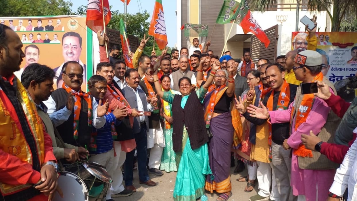 Workers celebrated BJP's victory in three states, distributed sweets