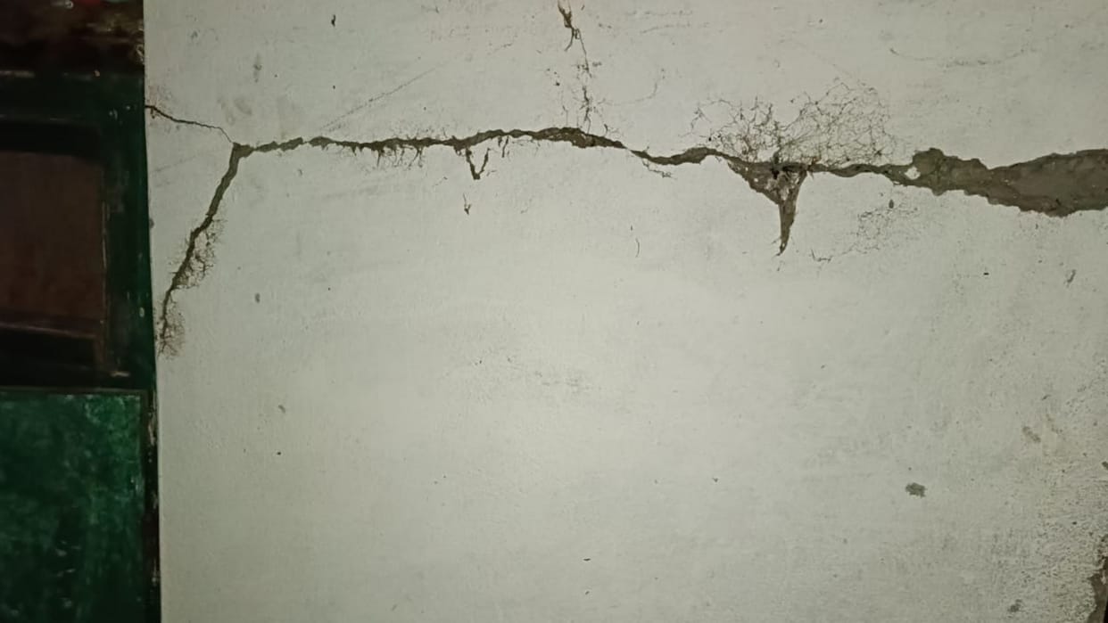 Uttarkashi: Ground is sinking in four villages due to incomplete tunnels cracks are appearing in houses