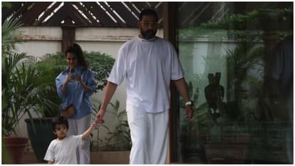 Amitabh Bachchan meet His fans outside-bungalow jalsa Big b Shares Photo with beautiful lines