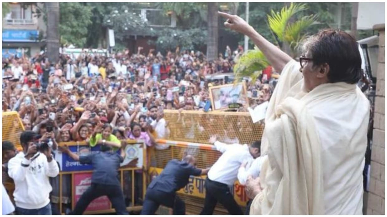 Amitabh Bachchan meet His fans outside-bungalow jalsa Big b Shares Photo with beautiful lines