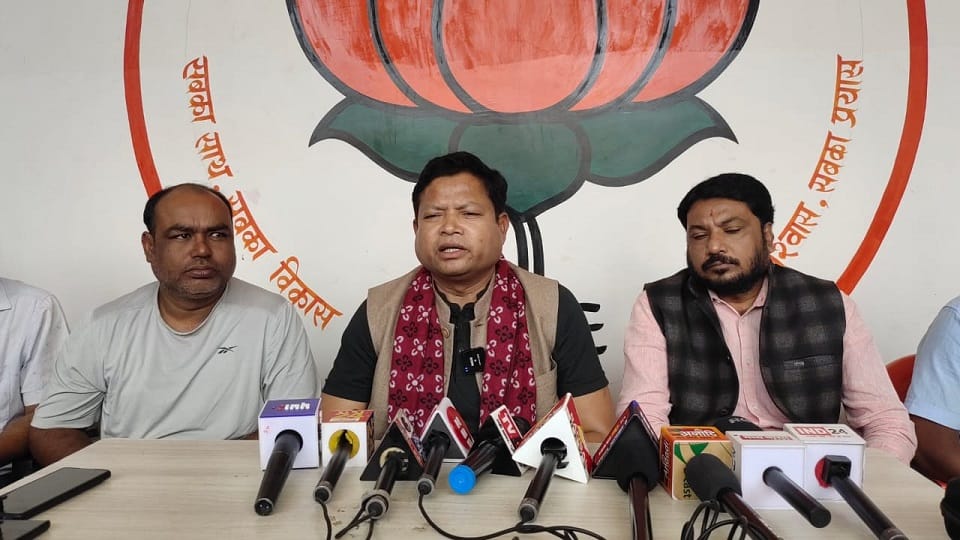 Bijapur Mahesh Gagda said  Collector SP crushed the mandate by becoming an agent of Congress