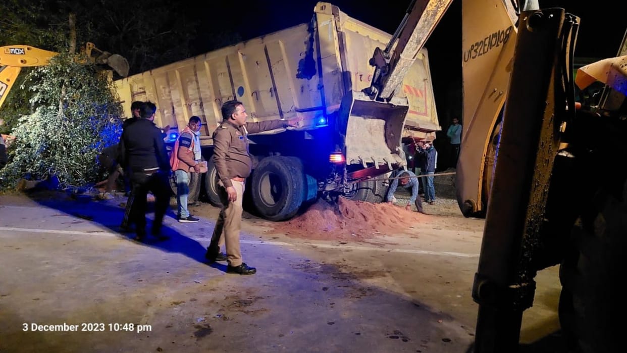 Dumper hits Laxmanpur block chief's Fortuner, condition of husband and son critical