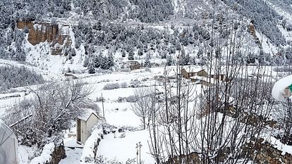 J&K Weather: 45 दिन के सूखे के बाद जम्मू-कश्मीर के ऊंचाई वाले इलाके में हुई बर्फबारी, गुरेज घाटी में हिमपात J&K Weather Forecast Update Today Snowfall in high altitude areas of Jammu and Kashmir