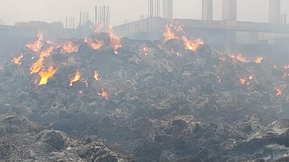 Massive fire broke out in stubble stock in village Jabbowal of Sultanpur Lodhi