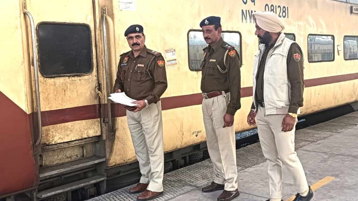 Youth commits suicide in toilet of Chandigarh Ajmer Garib Rath train