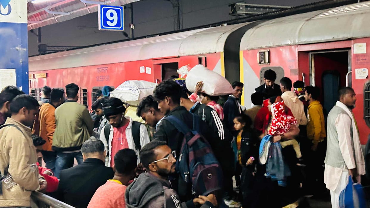 Mumbai Trains getting delayed every day due to diversion and fog