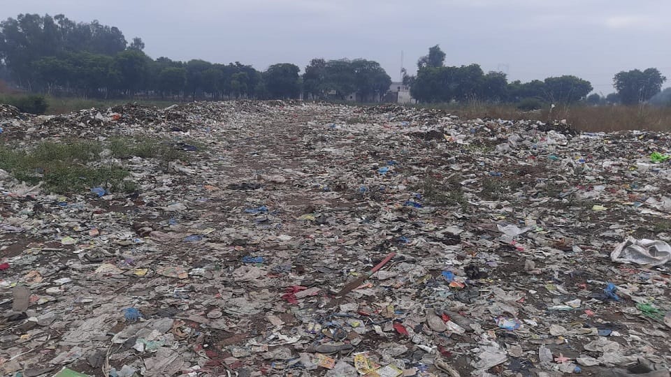 Villagers protested against throwing garbage