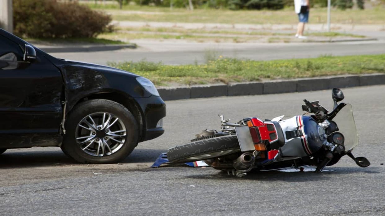 Kaushambi Accident News: Old man riding a bike dies due to car collision, driver absconds after the incident