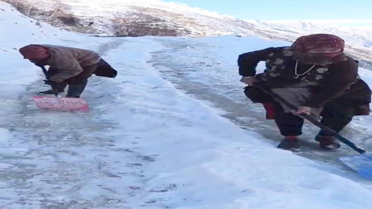 Women picked up the shovel, removed snow from the road in seven hours